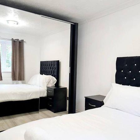 Modern & Spacious - Walk To London Excel- Parking Екстер'єр фото