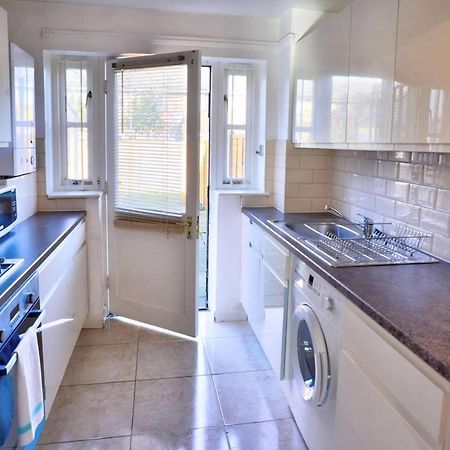 Modern & Spacious - Walk To London Excel- Parking Екстер'єр фото
