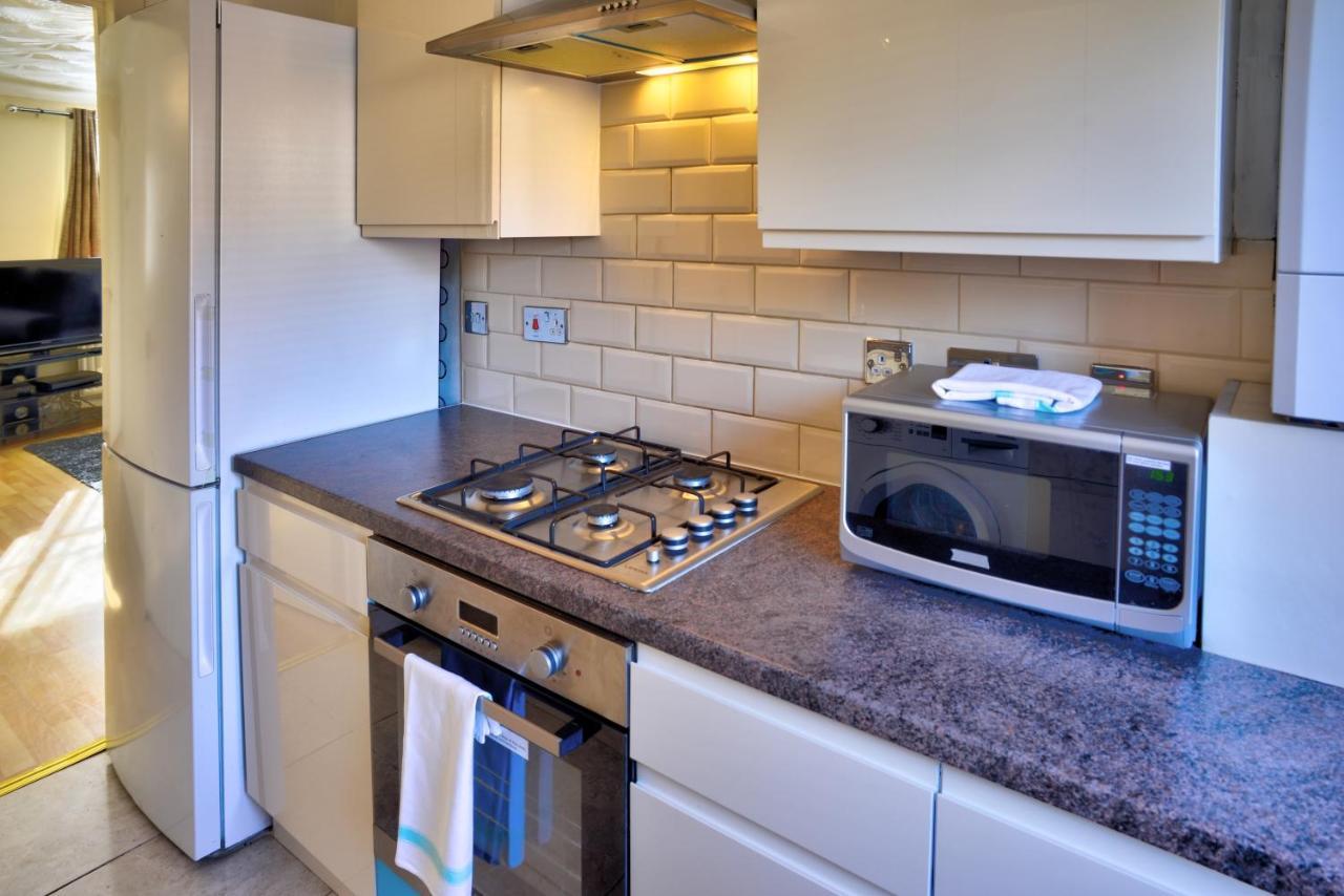 Modern & Spacious - Walk To London Excel- Parking Екстер'єр фото