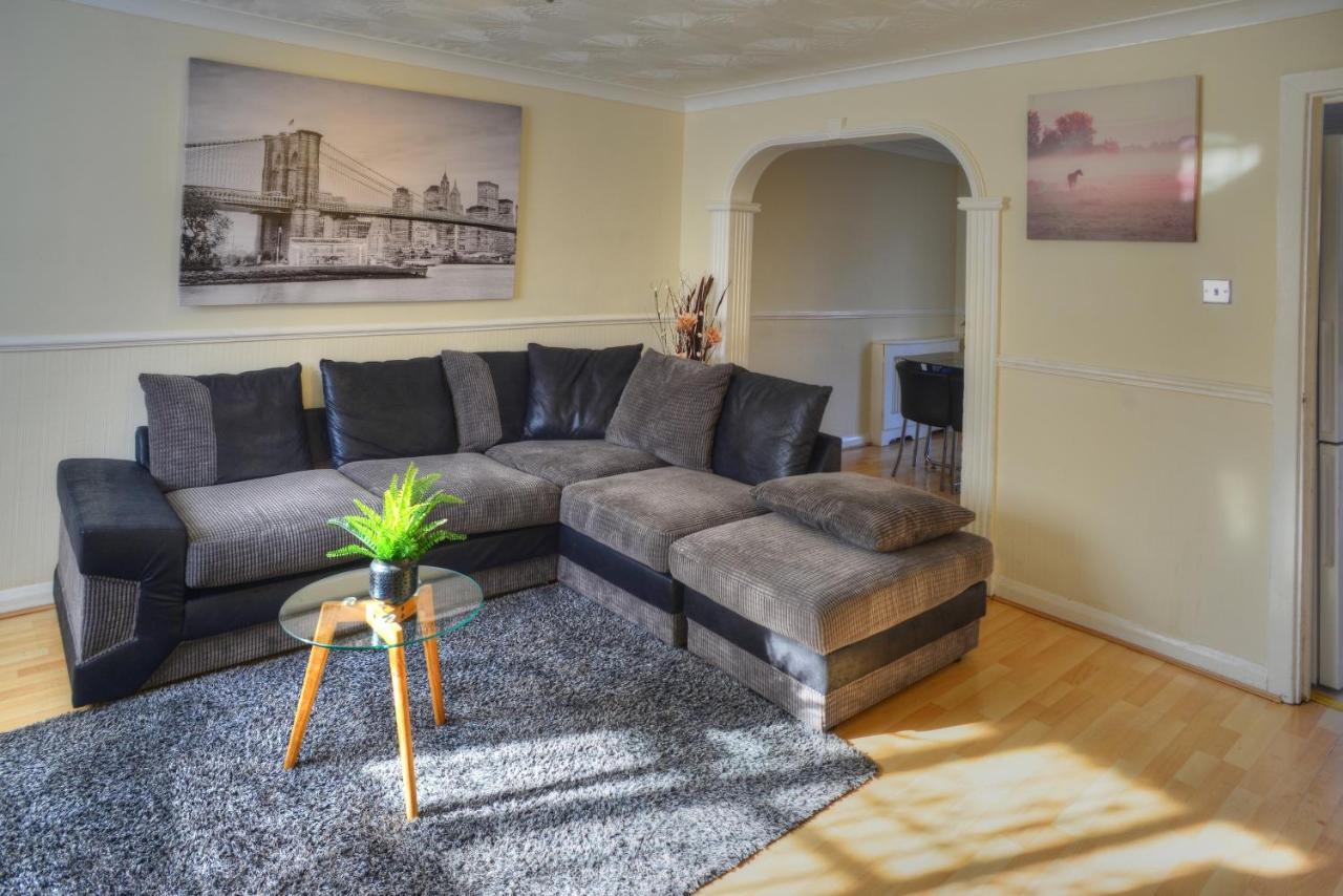 Modern & Spacious - Walk To London Excel- Parking Екстер'єр фото