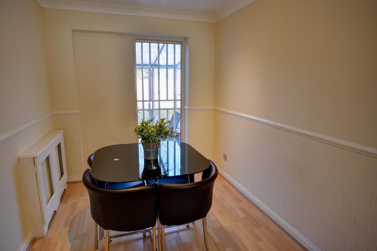 Modern & Spacious - Walk To London Excel- Parking Екстер'єр фото