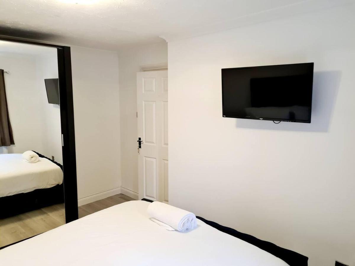 Modern & Spacious - Walk To London Excel- Parking Екстер'єр фото