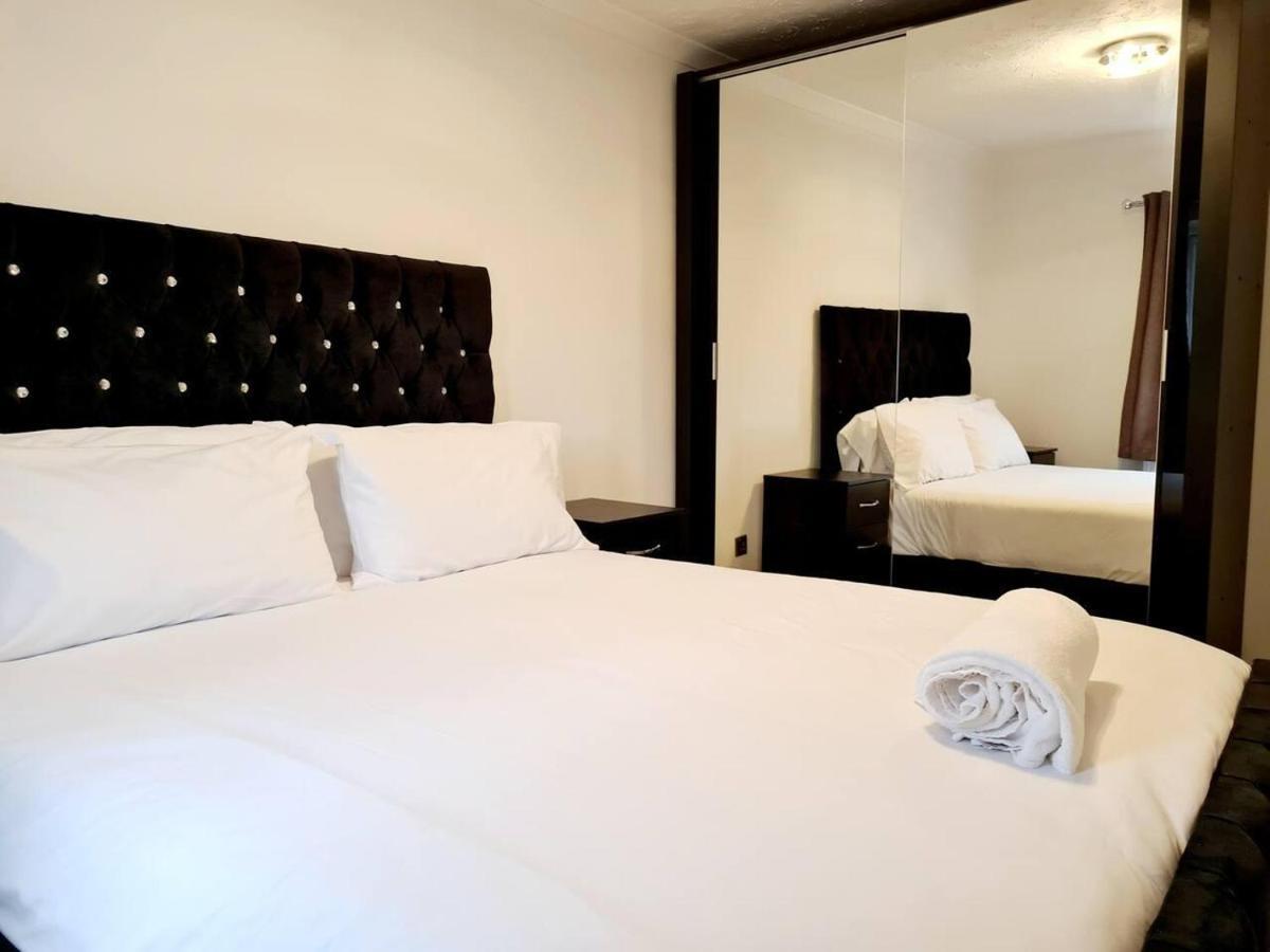 Modern & Spacious - Walk To London Excel- Parking Екстер'єр фото