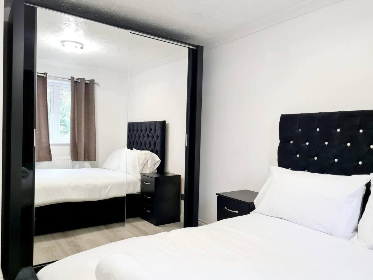 Modern & Spacious - Walk To London Excel- Parking Екстер'єр фото