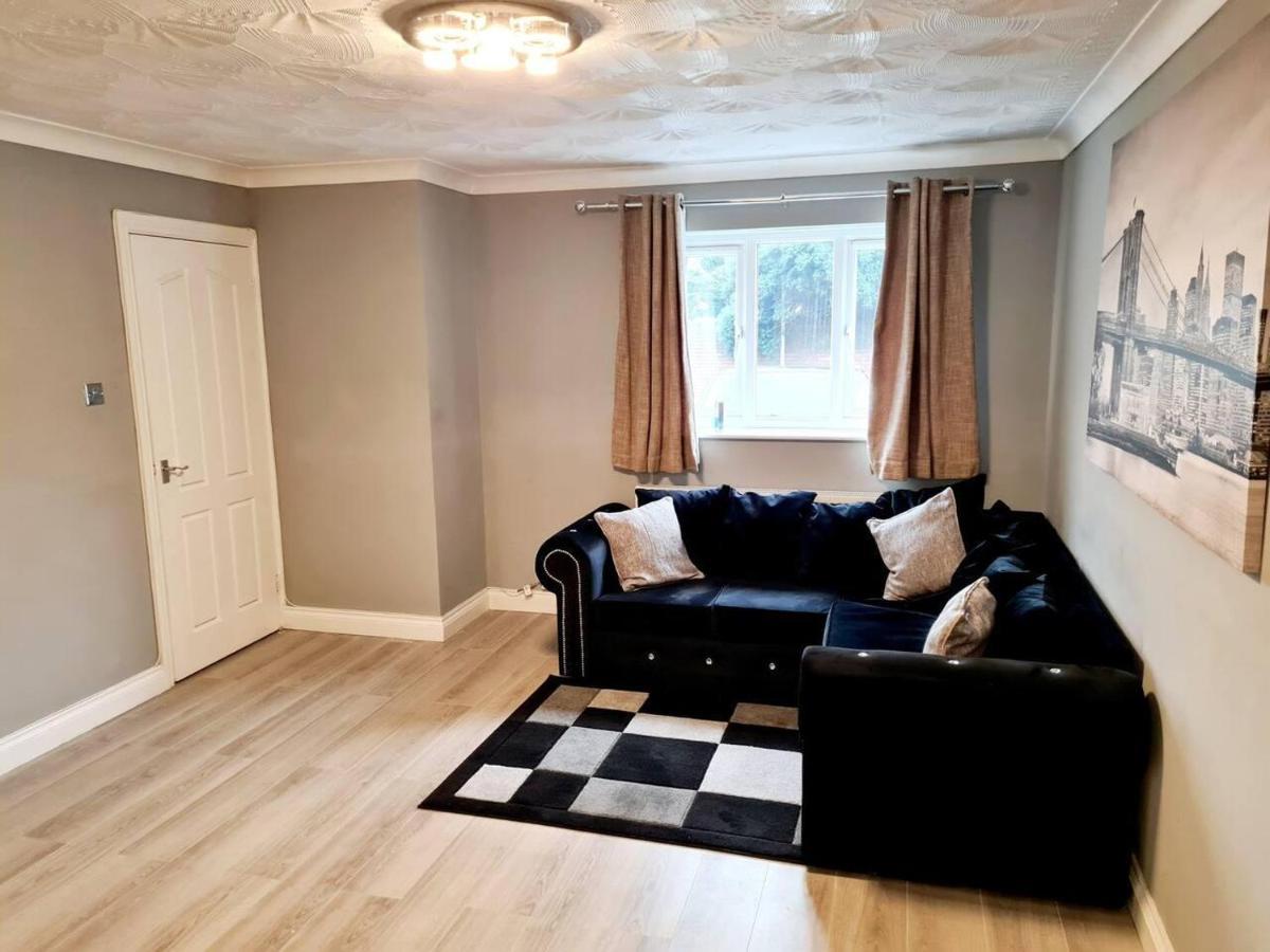 Modern & Spacious - Walk To London Excel- Parking Екстер'єр фото
