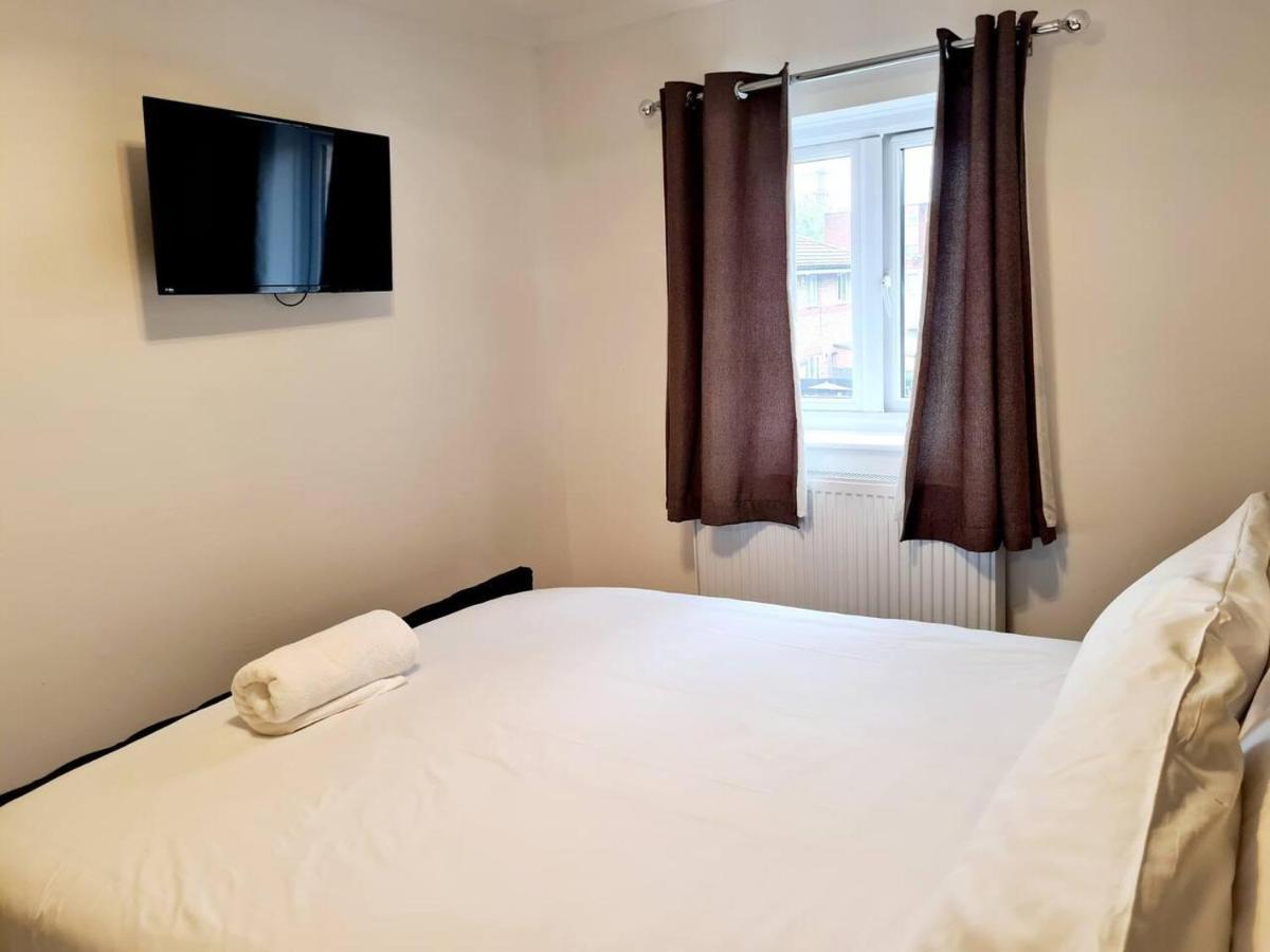Modern & Spacious - Walk To London Excel- Parking Екстер'єр фото