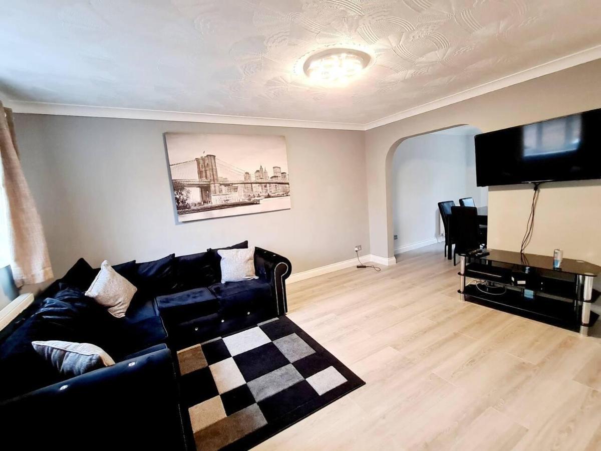 Modern & Spacious - Walk To London Excel- Parking Екстер'єр фото