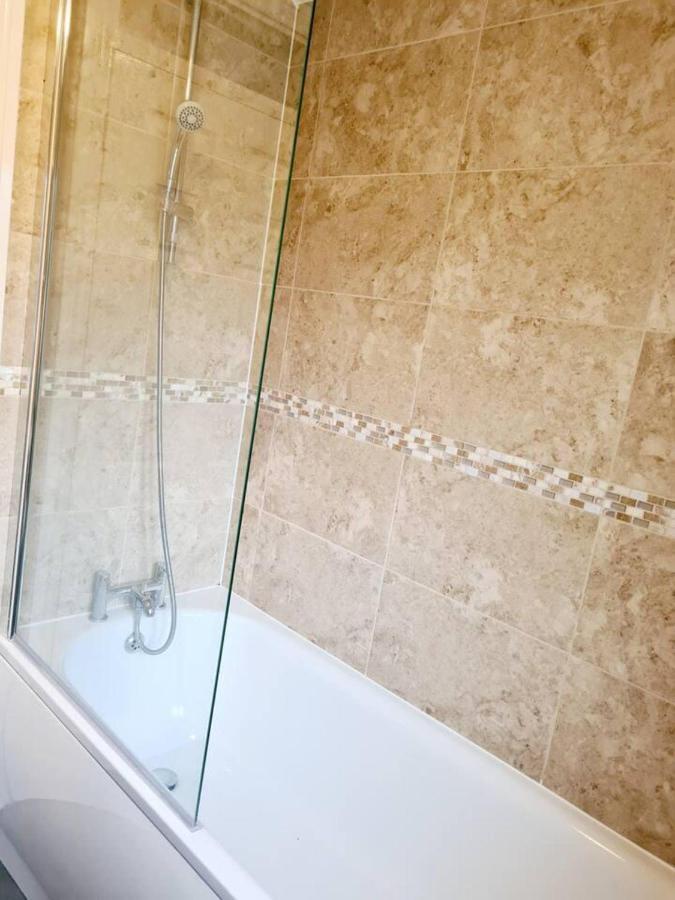 Modern & Spacious - Walk To London Excel- Parking Екстер'єр фото