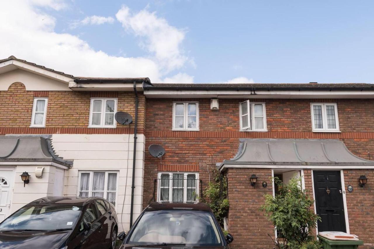 Modern & Spacious - Walk To London Excel- Parking Екстер'єр фото