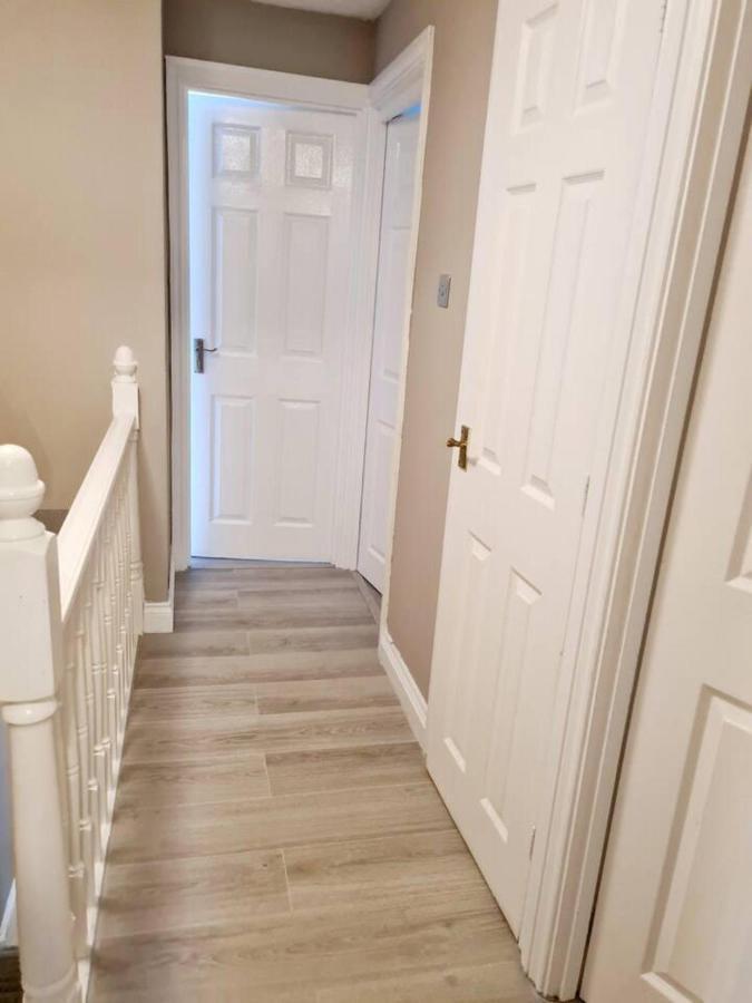 Modern & Spacious - Walk To London Excel- Parking Екстер'єр фото