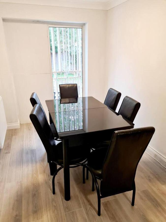 Modern & Spacious - Walk To London Excel- Parking Екстер'єр фото