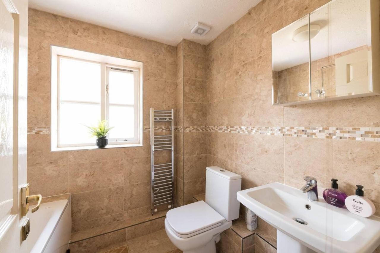 Modern & Spacious - Walk To London Excel- Parking Екстер'єр фото
