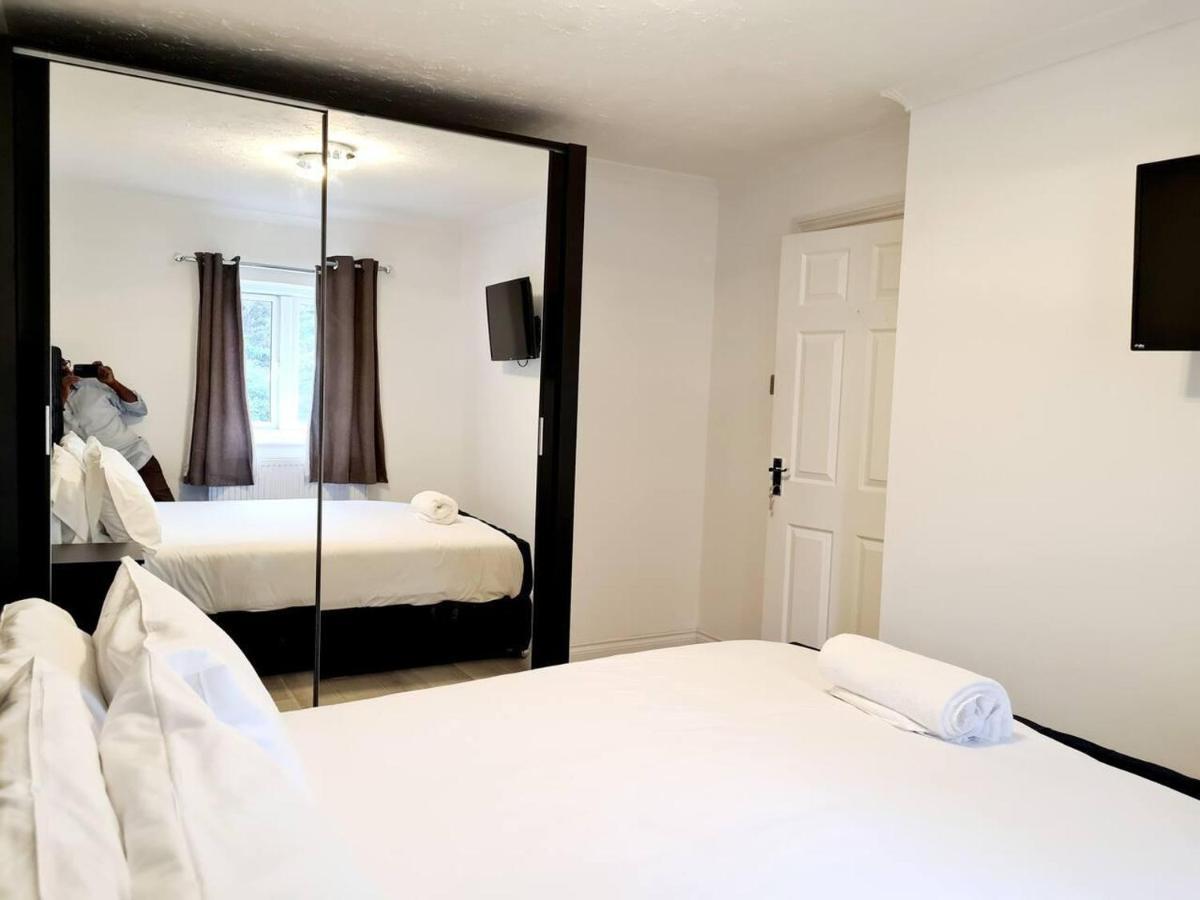 Modern & Spacious - Walk To London Excel- Parking Екстер'єр фото