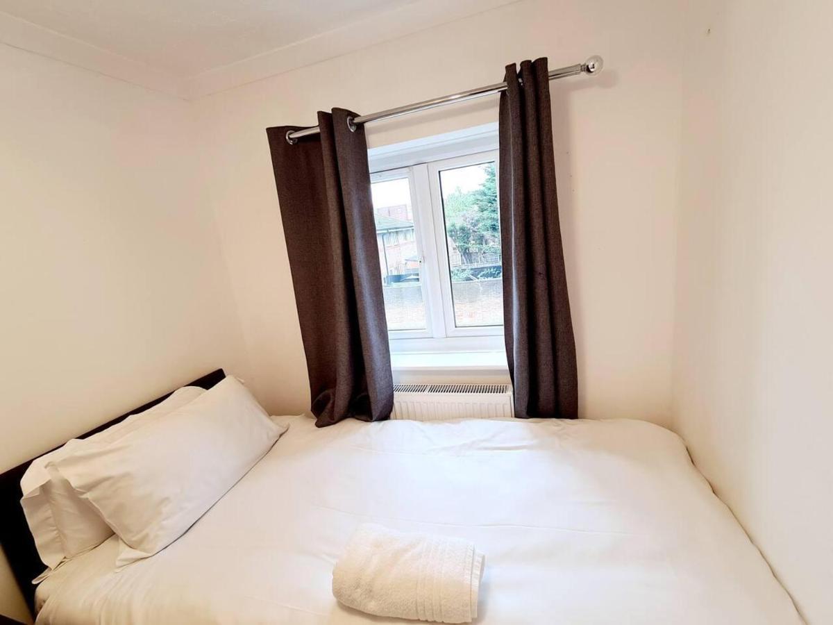Modern & Spacious - Walk To London Excel- Parking Екстер'єр фото