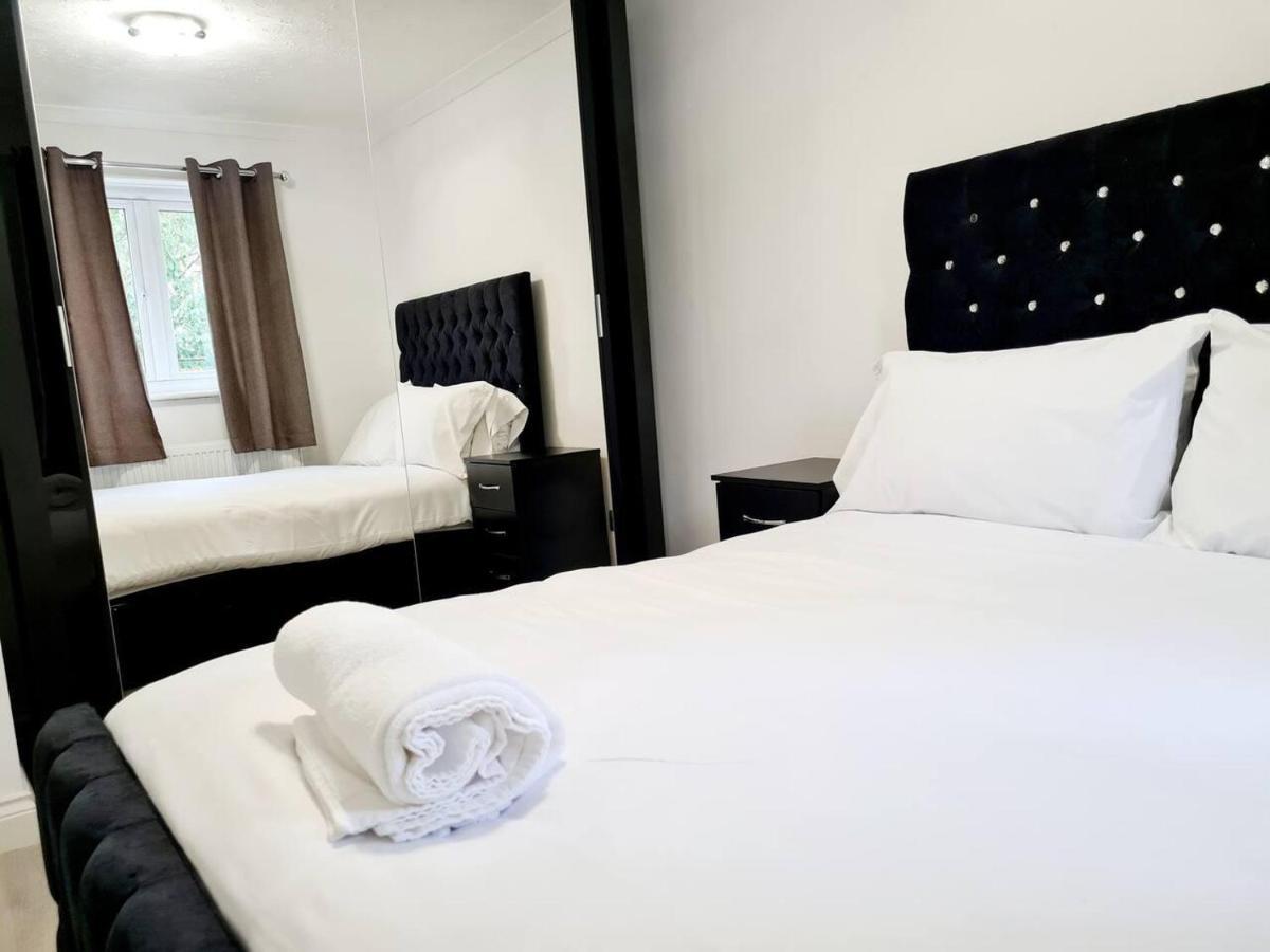 Modern & Spacious - Walk To London Excel- Parking Екстер'єр фото